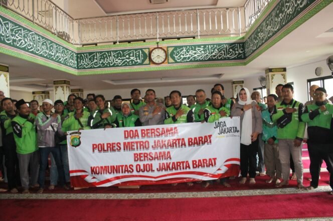 
 Ojol Jakarta Barat Buktikan Kepedulian: Doakan Aparat, Jaga Kedamaian