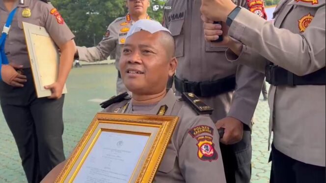 
 Ipda Sandy Tatiady Koswara Terima Penghargaan Kenaikan Pangkat Setelah Operasi Tempurung Kepalanya Dalam Mengamankan Aksi Unjuk Rasa