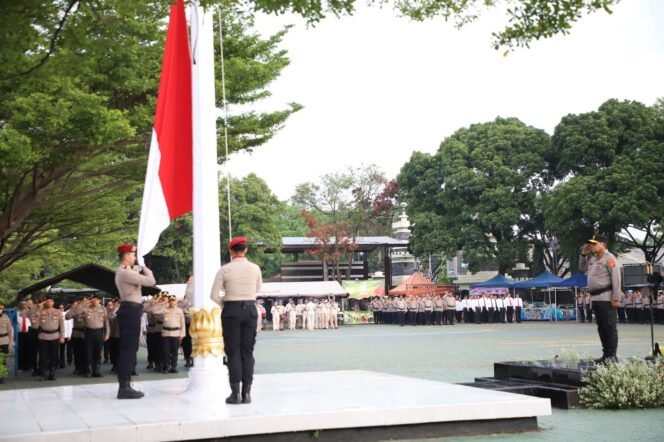 
 Polda Jabar Gelar Upacara Peringatan Hari Olahraga Nasional 2025
