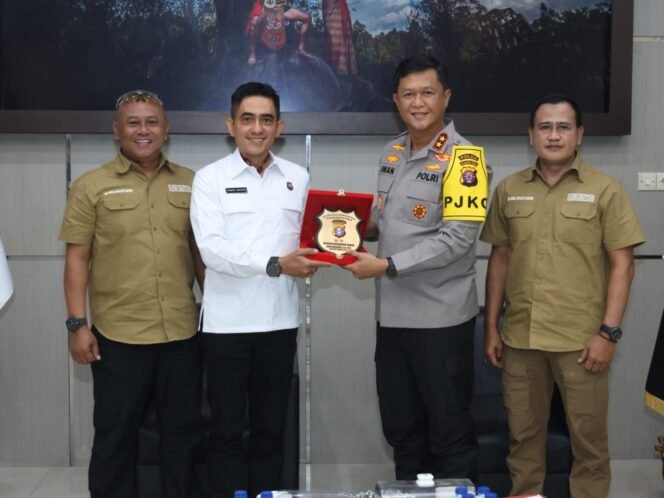 
 Terima Hasil Kajian Tim PKDN Sespimti Polri, Kapolda Kalteng Harap Prektek ini Mampu Dorong Digitalisasi Hukum di Wilayah