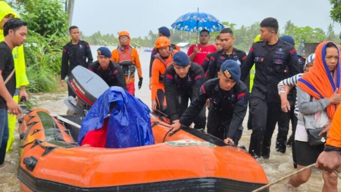 
 Banjir dan Longsor di Bali, Polri Bantu Evakuasi Warga Terdampak