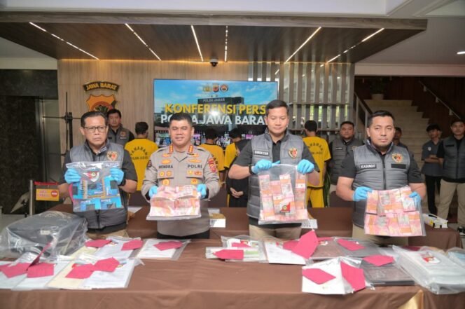 
 Polda Jabar Bongkar Korupsi Dana Bantuan Wirausaha Covid-19 di Karawang, Rugikan Negara Rp 1,99 Miliar
