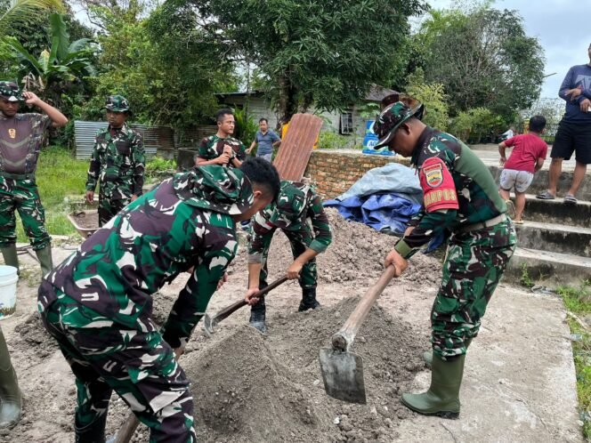 
 Satgas Yonif 123/Rajawali Gelar Karya Bakti Bersama Warga di Masjid Al-Insan Senggo