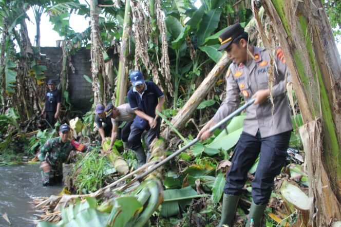 
 Gotong Royong TNI-Polri dan Warga Jembrana Bersihkan Desa Budeng Pasca Banjir