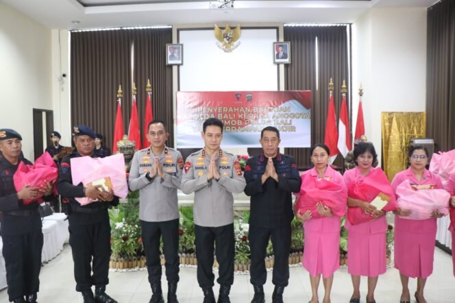 
 Kapolda Bali Serahkan Bantuan Sosial kepada Personel PNPP Polri Terdampak Banjir di Mako Brimob Tohpati