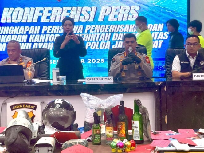 
 Alasan Polda Jabar Sita Buku dan Zine Jadi Barang Bukti Tersangka Demo Anarkistis di Bandung