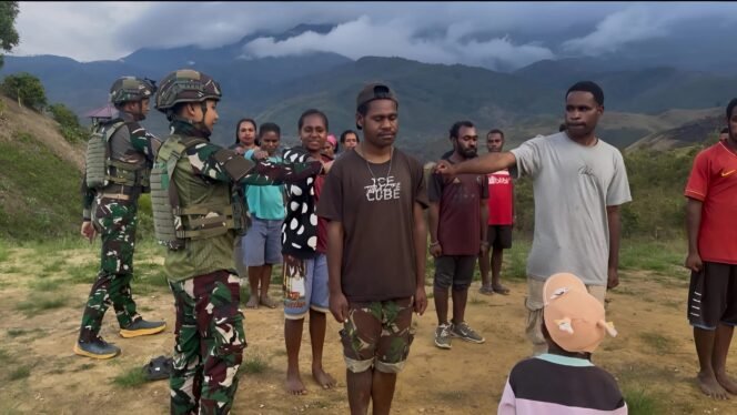 
 Disiplin Adalah Nafasku Satgas TNI Latih Pemuda Distrik PBB Pengenalan Sikap Dasar