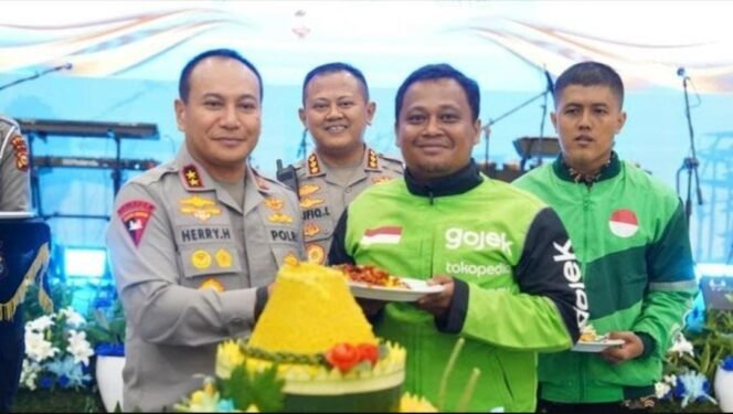 
 Polda Riau Gelar Syukuran HUT ke-70 Lalu Lintas Bhayangkara, Ajak Komunitas Ojek Online Jaga Ketertiban Berlalu Lintas