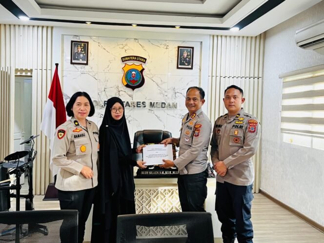 
 Wakapolrestabes Medan Serahkan Uang Duka, Sebagai Wujud Simpati dan Kepedulian kepada Keluarga Alm.Bripka Afrizal