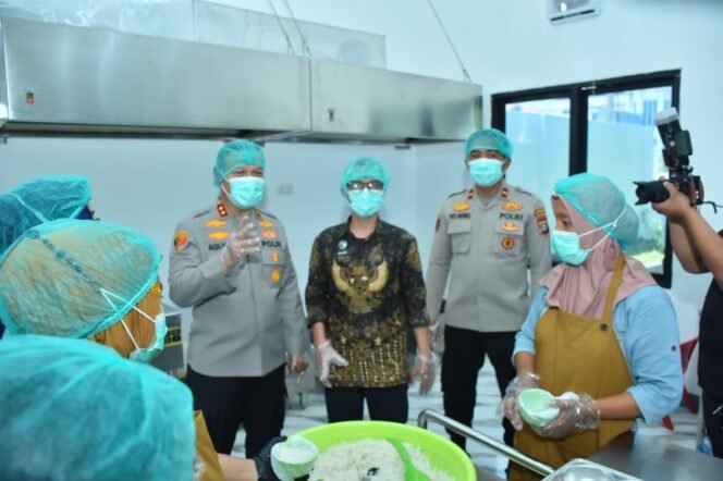 
 Pastikan Layak Produksi Makanan Dapur SPPG Polda Sulteng, Kapolda Lakukan Sidak
