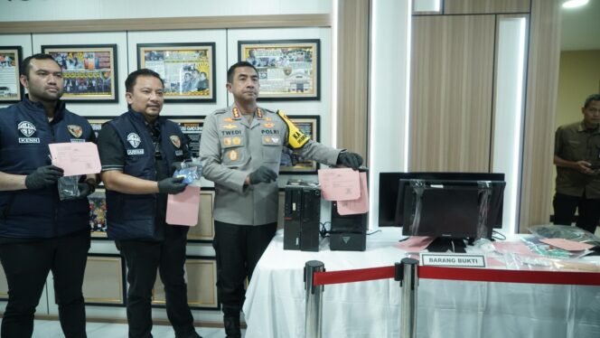 
 Patroli Cyber Polres Jakbar Bongkar Sindikat Judi Online, Beraksi 3 Bulan Raup Ratusan Juta