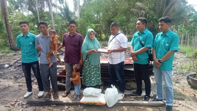 
 Salah Seorang Warga Gampong Seuneubok Barat Mendapatkan Bantuan Dari PT. Mandala Multi Finance Cabang Idi Rayeuk