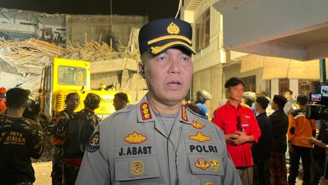
 Polda Jatim Bantu Evakuasi Korban Runtuhnya Bangunan Pesantren di Sidoarjo