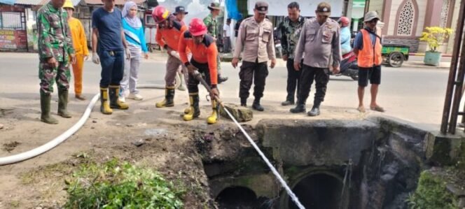 
 Polsek Serbelawan Bersama Forkopimca Bersihkan Parit Buangan Air, Cegah Banjir Di Musim Penghujan