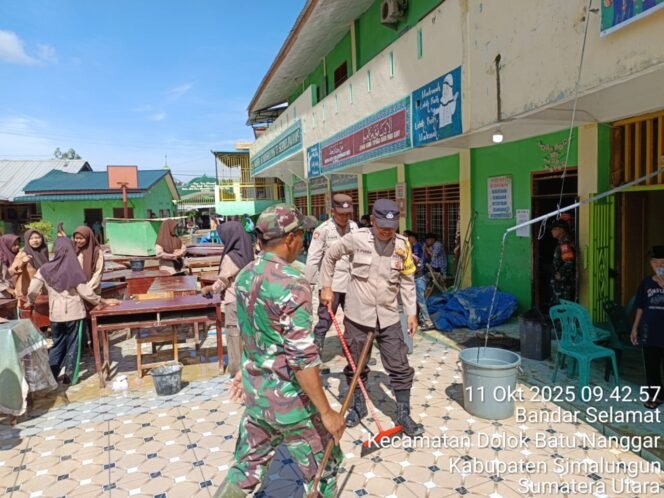 
 Polsek Serbalawan Evakuasi dan Bersihkan Sisa Banjir yang Rendam 120 Rumah, Ini Keterangan Kapolsek