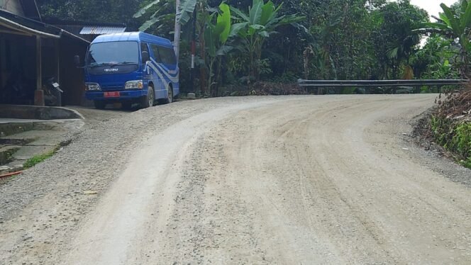 
 Material Base A Di Jalan Propinsi Ruas Jalan Miga Menuju Lolowua Tidak Layak Pakai Bercampur Lumpur “Pengawasan Lemah”