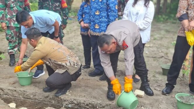
 Wujudkan Kemandirian Desa, Kapolres Simalungun Hadiri Peletakan Batu Pertama 800 Unit KMP di Gunung Maligas