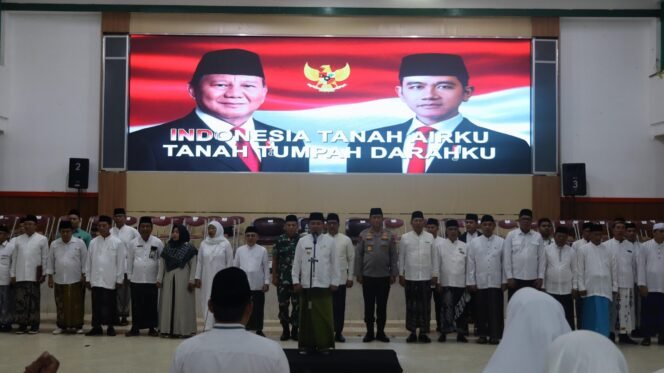 
 Kapolda Bersama Gubernur Kalteng Hadiri Apel Peringatan Hari Santri 2025
