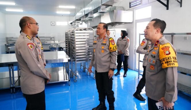 
 Kapolda Metro Jaya Tinjau SPPG Polri Palmerah, Pastikan Siap Beroperasi 99,9 Persen