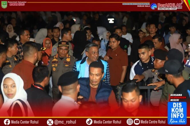 
 *Ratusan Ribu Warga Padati Malam Puncak HUT ke-26 Rokan Hulu, Rayola dan Kotak Guncang Panggung Pesta Rakyat*