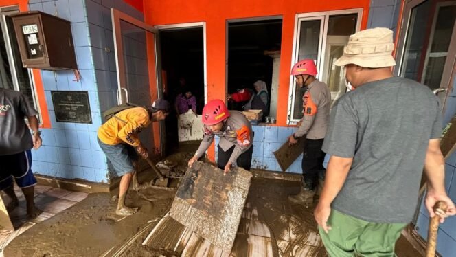 
 Respon Cepat Tim SAR Sat Brimob Polda Jabar Pasca Banjir Bandang di Kec. Cisolok Kabupaten Sukabumi