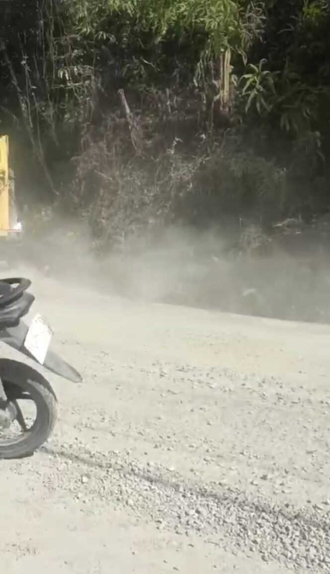 
 Ketua Team Libas Kabupaten Nias Minta Rekanan PT.Adidaya Cipta Sentosa Perhatikan Kesehatan Masyarakat Debu Bertebaran