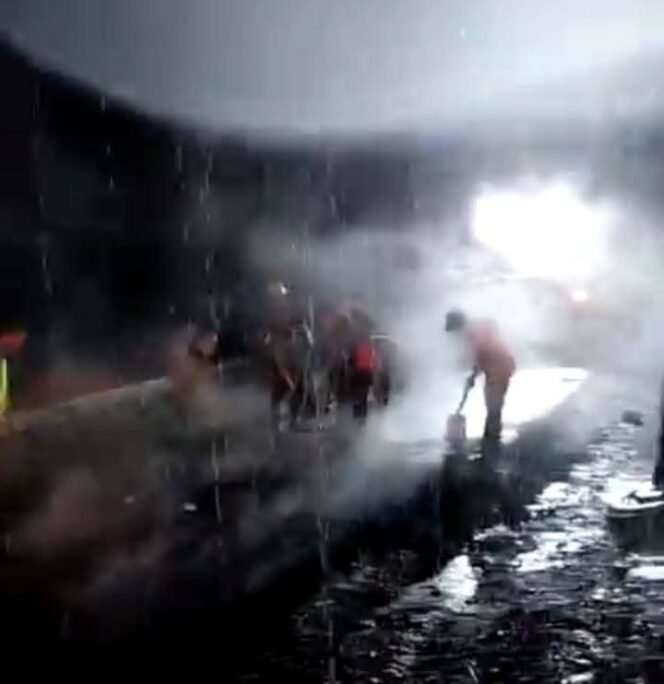 
 Di duga Pengawas Tutup Mata Di Paksakan Pengaspalan Saat Hujan ,Masyarakat Minta Pimpinan Daerah Bertindak Cepat