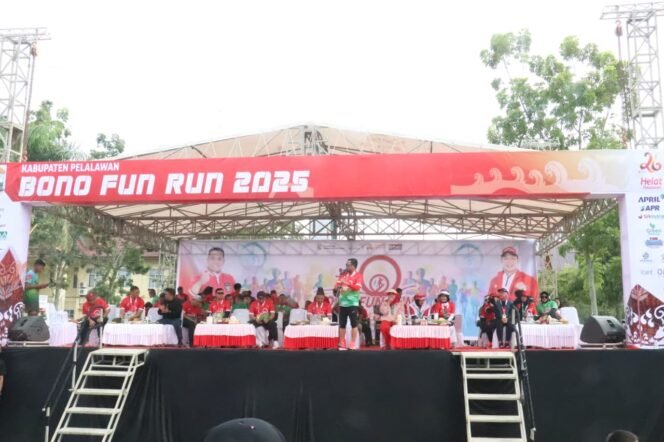
 Kapolda Riau Bersama Gubernur Riau buka Event Bono Fun Run Kabupaten Pelalawan Tahun 2025