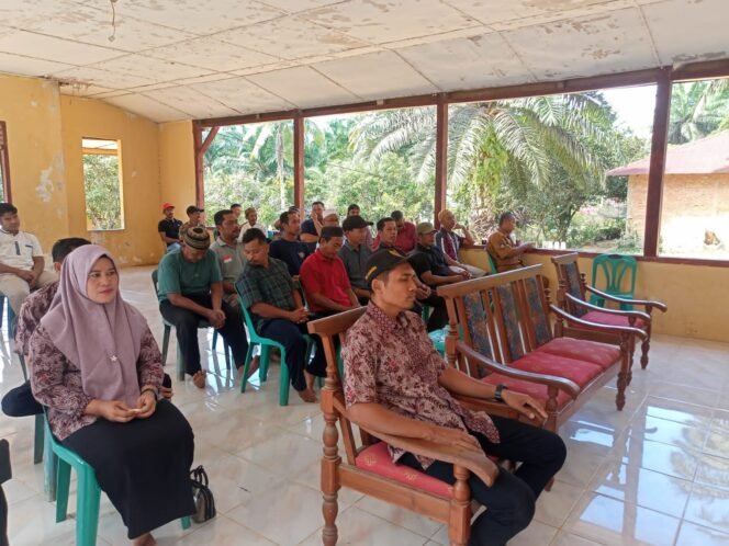 
 Rapat koordinasi dengan masyarakat penentuan titik kordinat gerai koperasi merah putih