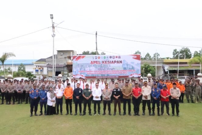 
 Kapolres Pelalawan Pimpin Apel Kesiapan Tanggap Darurat Cuaca Ekstrim dan Bencana Hidrometrologi di Kabupaten Pelalawan