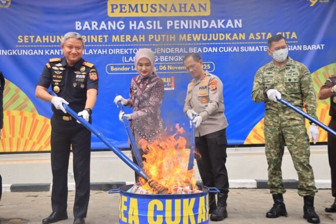 
 Puluhan Juta Batang Rokok Dan Ribuan Liter Miras Dimusnahkan, Polda Lampung Dan Beacukai Sinergi Berantas Barang Ilegal