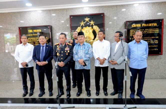 
 Kapolri Usai Rapat Perdana Komisi Percepatan Reformasi: Polri Terbuka dan Terima Evaluasi