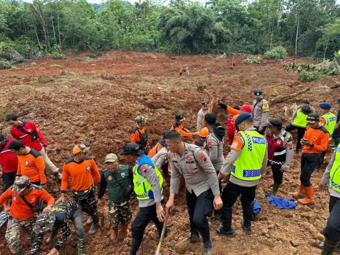 
 Polri Kerahkan 155 Personel, 4 Anjing Pelacak, dan Perkuat Operasi SAR Longsor Cibeunying 21 Warga Tertimbun
