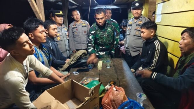 
 Respon Cepat Kapolsek Serbelawan Menggelar Operasi SAR, Lima Pelajar Tersesat di Dolok Simbolon Selamat Dievakuasi