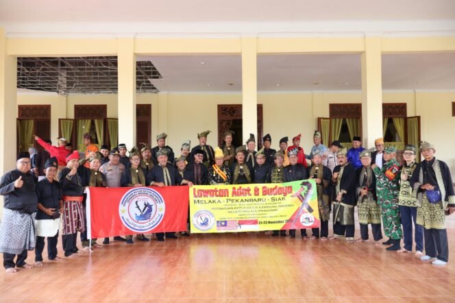 
 Waka Polres Pelalawan Hadiri Lawatan Adat dan Budaya ke LAMR Kabupaten Pelalawan Istana Sayap