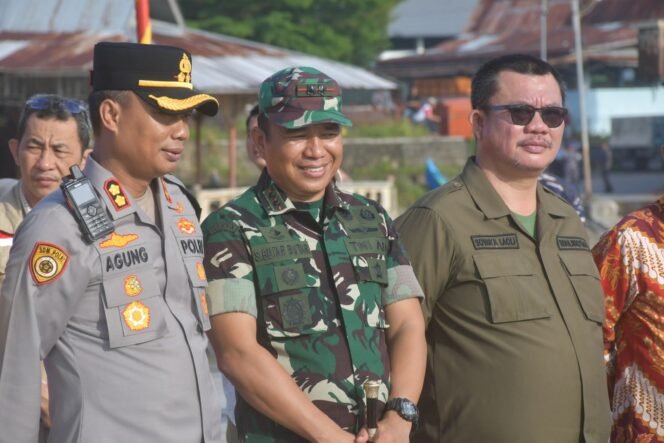 
 Wali Kota Gunungsitoli Ikut Menyambut Kedatangan KRI Semarang-594 Pembawa Bantuan untuk Korban Bencana Kepulauan Nias