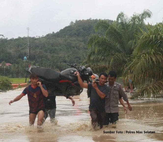 
 Akibat Hujan Deras Guyur Nias Banjir Terjang Nias Selatan, Akses Jalan Desa Ndraso Maniamolo Lumpuh Total