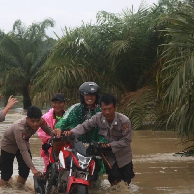 
 Gerak Cepat Polres Nias selatan Dalam Menangani Bencana Alam Di Kabupaten Nias selatan Mengevakuasi Warga