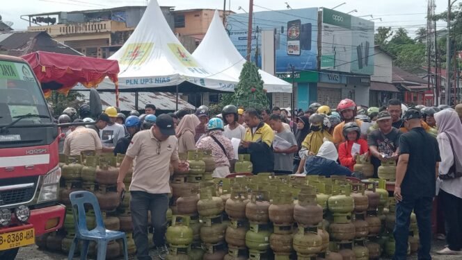 
 Pemko Gunungsitoli Gelar Operasi Pasar LPG 3 Kg Bersubsidi Bertempat di Pelataran Parkir Ex Pelindo Kota Gunungsitoli