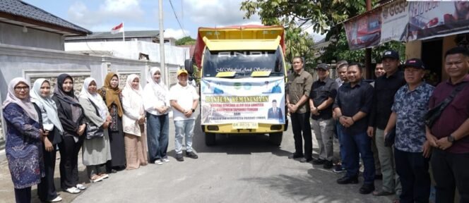 
 Pemkab padanglawas berangkatkan bantuan logistik untuk bencana alam di Tapanuli Tengah dan Tapanuli Selatan