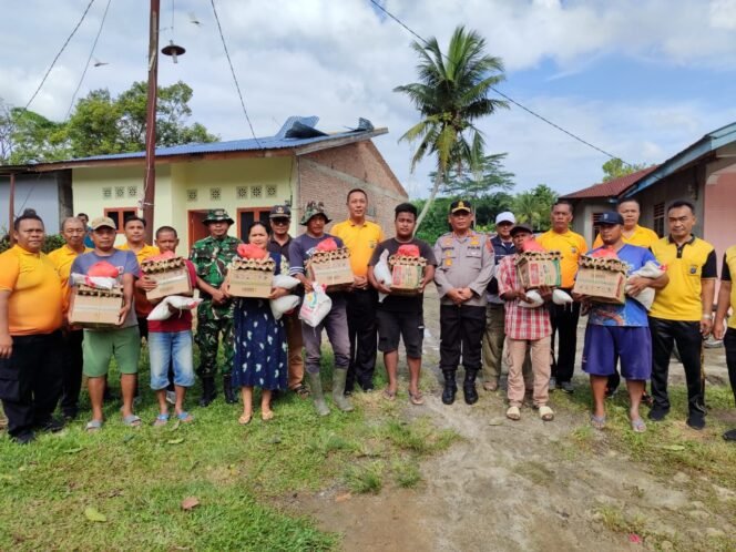 
 Kapolres Turun Tangan! Langsung Salurkan Bantuan ke 7 Keluarga Korban Puting Beliung di Parbalogan, Kerugian Capai Rp90 Juta