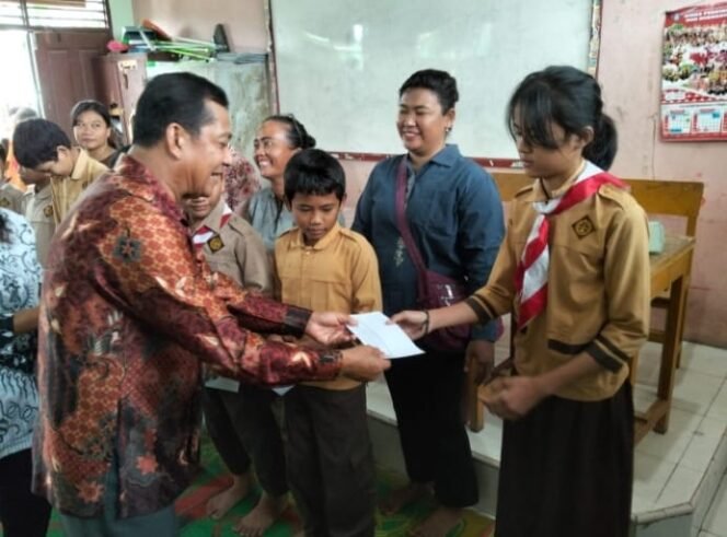 
 SD Negeri 013 Pangkalan Kerinci Serahkan Santunan Kepada Yatim Piatu