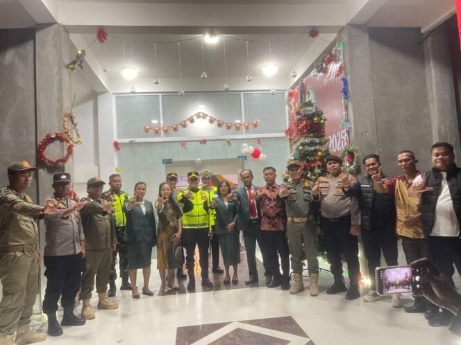 
 Kapolres Kuansing Pimpin Patroli Skala Besar Ops Lilin 2025, Pastikan Keamanan Natal dan Tahun Baru