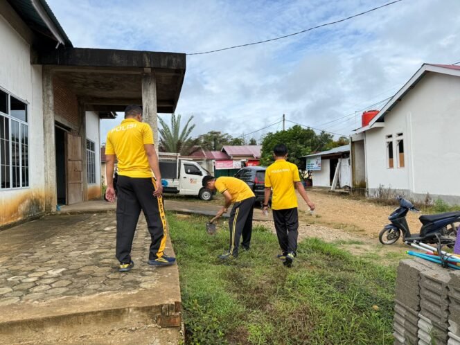 
 Peringati HUT Intelijen Polri ke-80, Sat Intelkam Polres Kuansing Gelar Gotong Royong Mushola dan Bagikan Alat Kebersihan