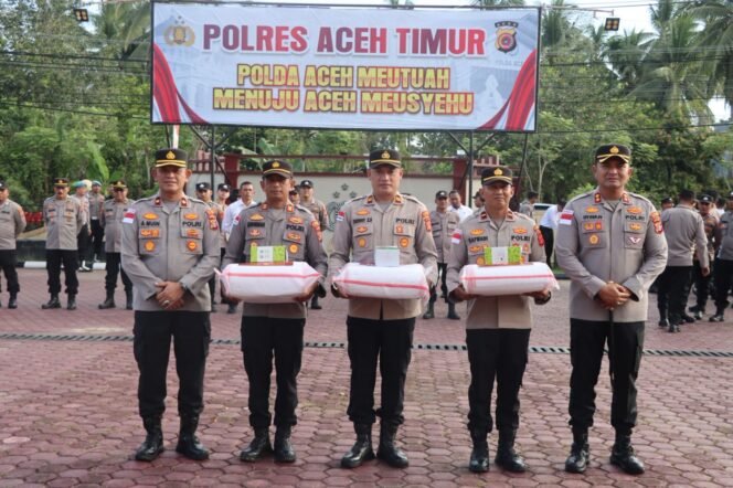 
 Pemulihan Ekonomi Pascabanjir: Kapolres Aceh Timur Salurkan Bibit untuk Petani