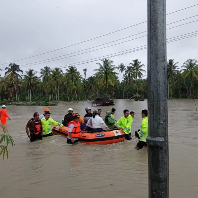 
 Dalam Menghadapi Bencana Banjir Di Kabupaten Nias selatan Reaksi Cepat Polres Nias selatan Memberi Pertolongan