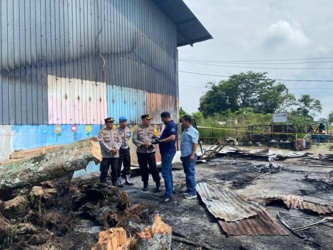 
 Wakapolres Simalungun Pimpin Olah TKP Kebakaran Gereja GPdI Betlehem Bersama Tim Inafis