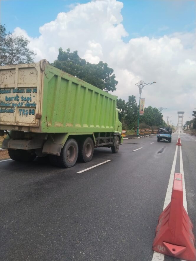 
 Dinas Perhubungan Siak Bungkam Saat Di Konfirmasi Mobil Tronton Angkutan Material Melalui Jalur Jembatan Siak,Publik Minta Bupati Siak Evaluasi Kadishub