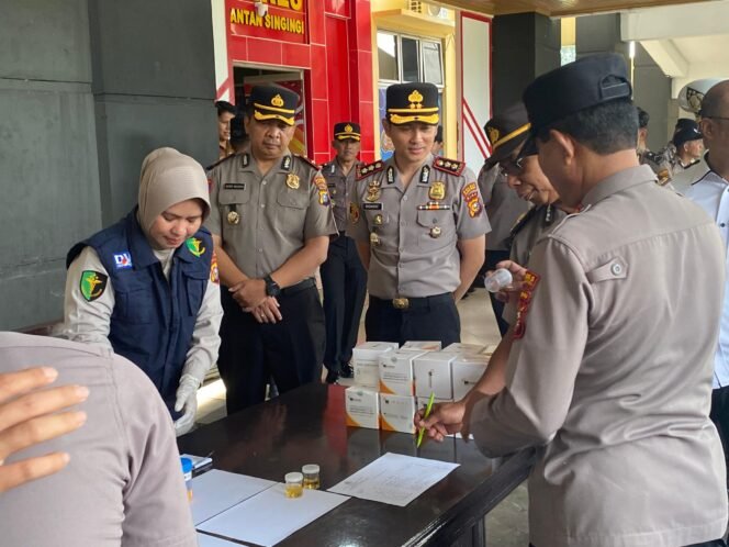 
 Kapolres Kuansing Pimpin Langsung Tes Urine Personel, Tegaskan Komitmen Perangi Narkoba