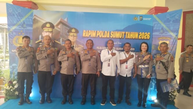 
 Polres Simalungun Raih Juara 1 Call Center 110 se-Sumut, Kapolda Langsung Serahkan Penghargaan